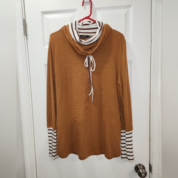 Doe & Rae Tops - NWOT Doe & Rae Cow Neck Tunic Top